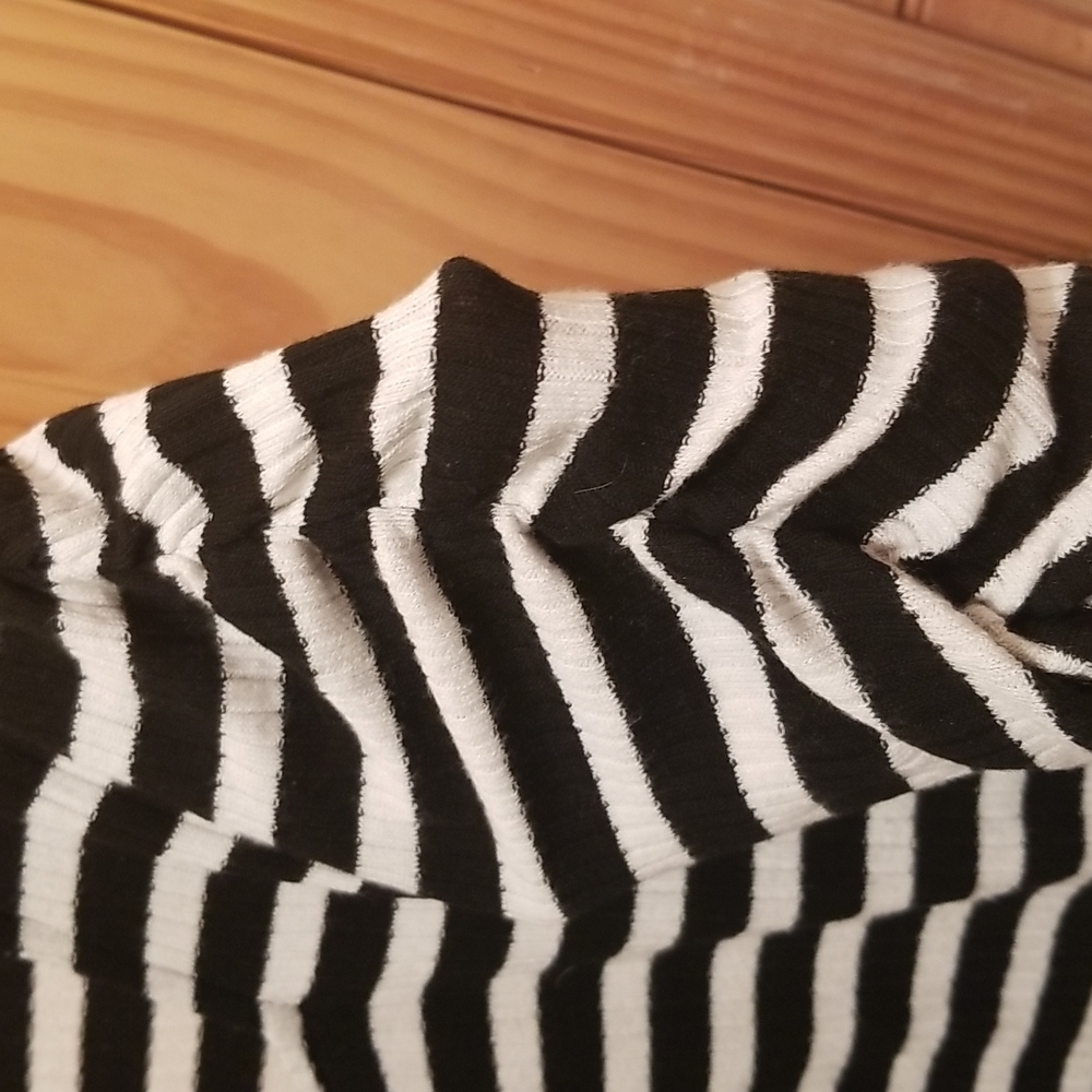 Medium ANA Ribbed Top. - Picture 4 of 8
